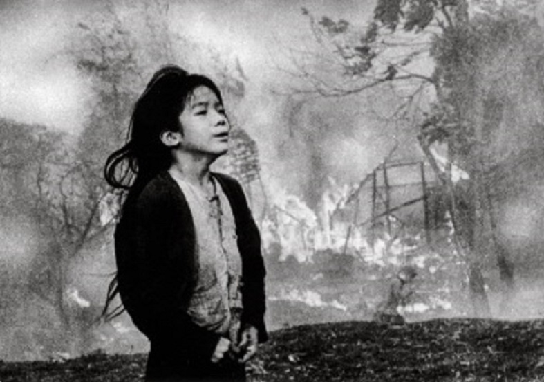 Cette fillette de 12 ans cherche sa mère après le bombardement de sa maison dans le quartier de Phuc Tan. Cette photo obtiendra le grand prix photo de Russie en 1967.
